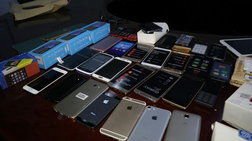 ضبط شخصين سرقا محلاً لبيع الهواتف النقالة في بنغازي