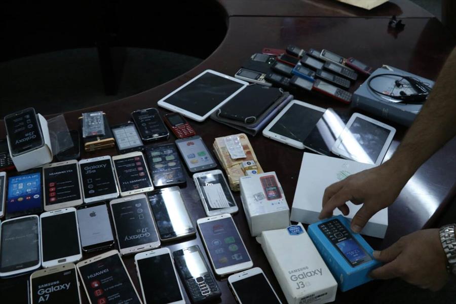 ضبط شخصين سرقا محلاً لبيع الهواتف النقالة في بنغازي