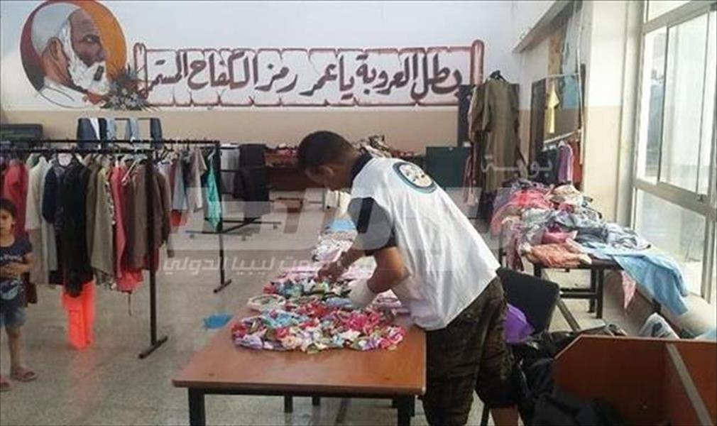 بالصور: أسواق خيرية لتوزيع الملابس مجانًا في بنغازي