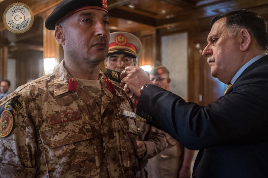 رئيس المجلس الرئاسي يُنصّب آمري المنطقتين العسكريتين الغربية والوسطى