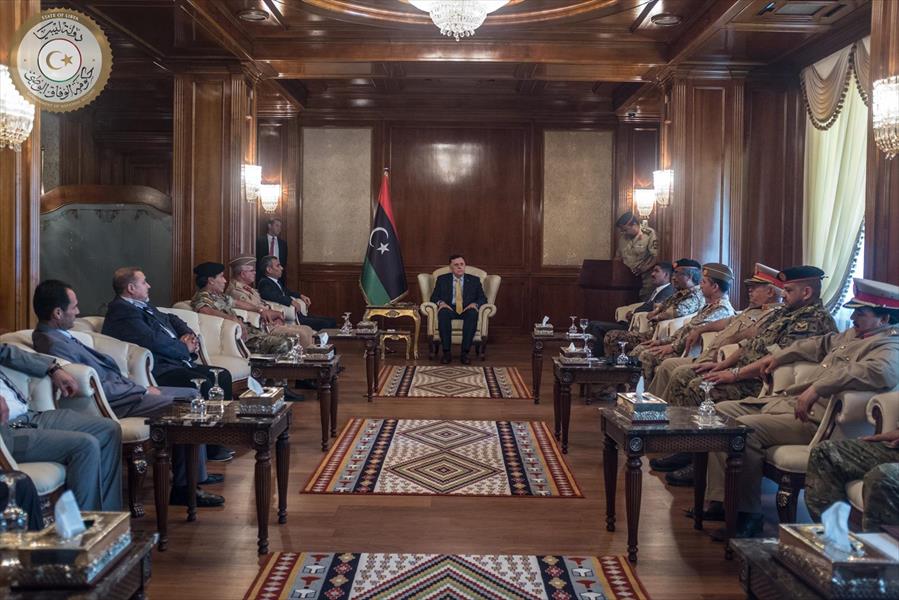رئيس المجلس الرئاسي يُنصّب آمري المنطقتين العسكريتين الغربية والوسطى