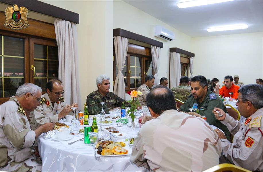 بالصور: المشير حفتر يقيم مأدبة إفطار لقيادات الجيش الوطني