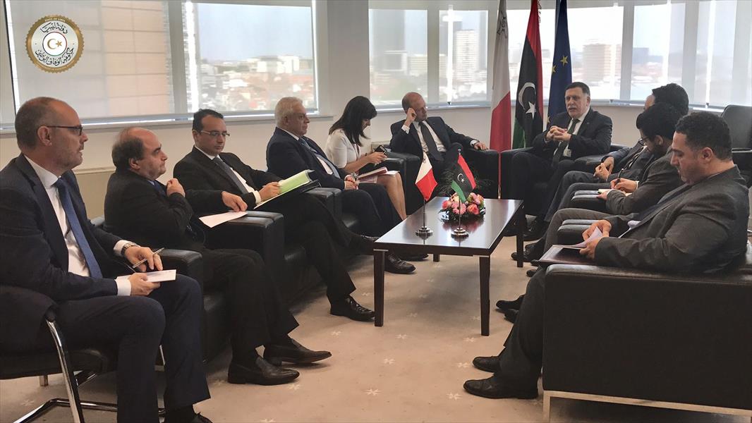 محادثات بين السراج ورئيس وزراء مالطا في بروكسل