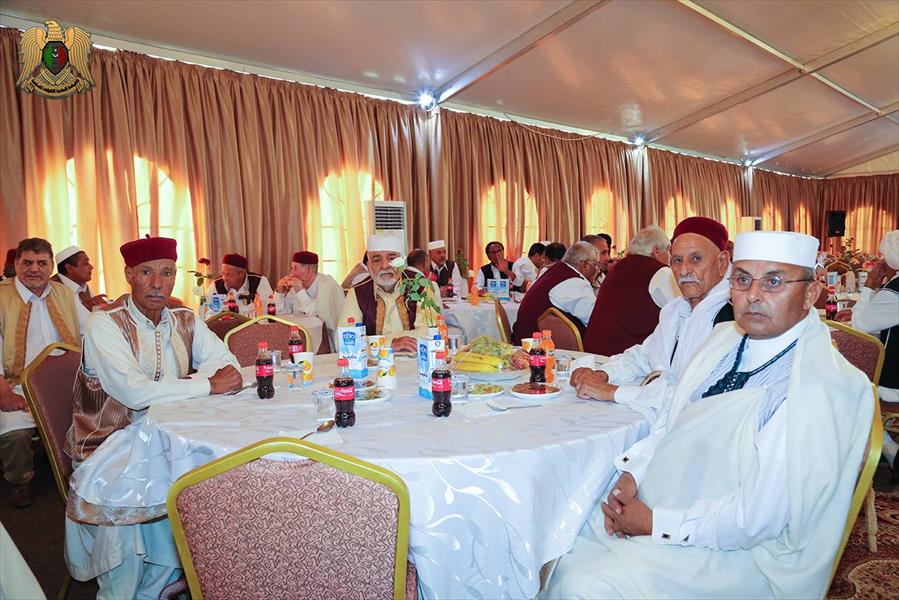بالصور: المشير خليفة حفتر يلتقي أعيان وشيوخ القبائل الليبية