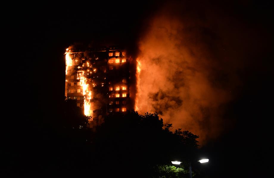 حريق في مبنى بشرق لندن