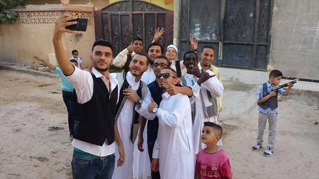 بالصور.. ليبيا تستقبل عيد الفطر بالزيارات وموائد الحلويات
