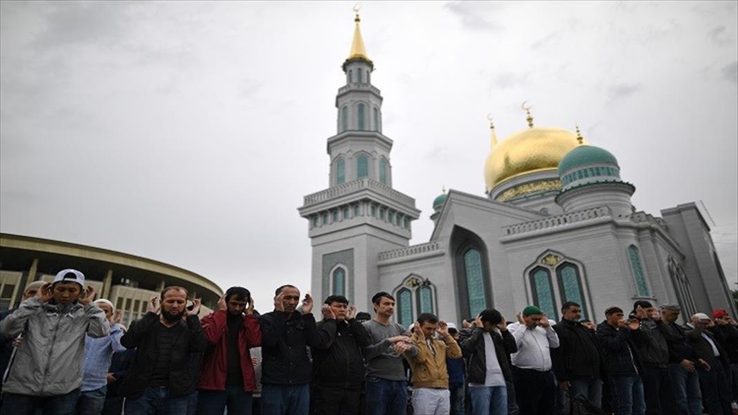 بالصور: ربع مليون مسلم يؤدون صلاة عيد الفطر بالمسجد الكبير فى موسكو