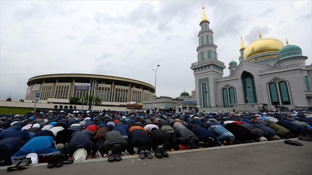 بالصور: ربع مليون مسلم يؤدون صلاة عيد الفطر بالمسجد الكبير فى موسكو