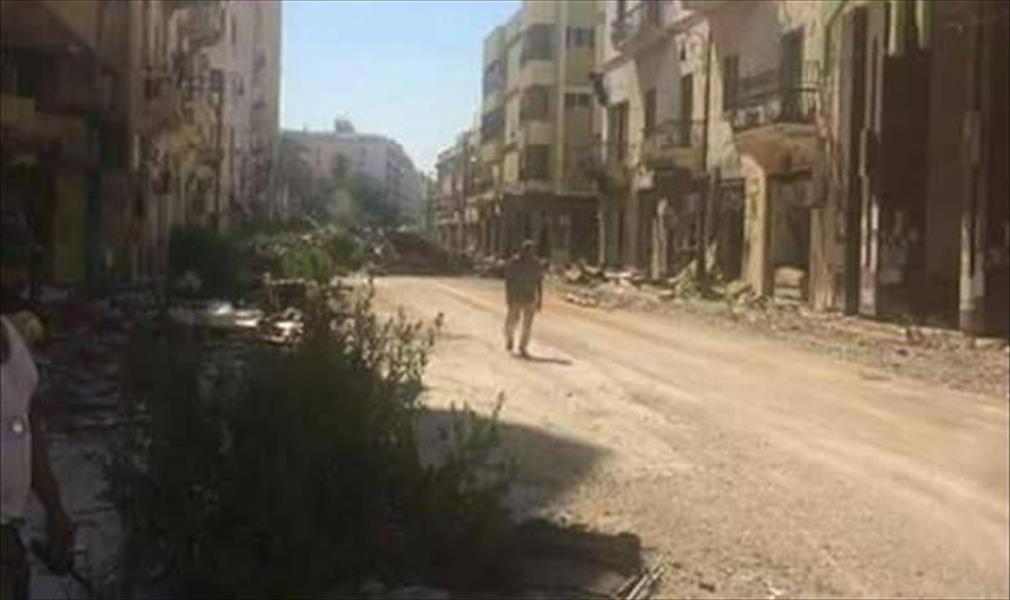 بدء إزالة مخلفات الحرب من شوارع بوسط البلاد في بنغازي