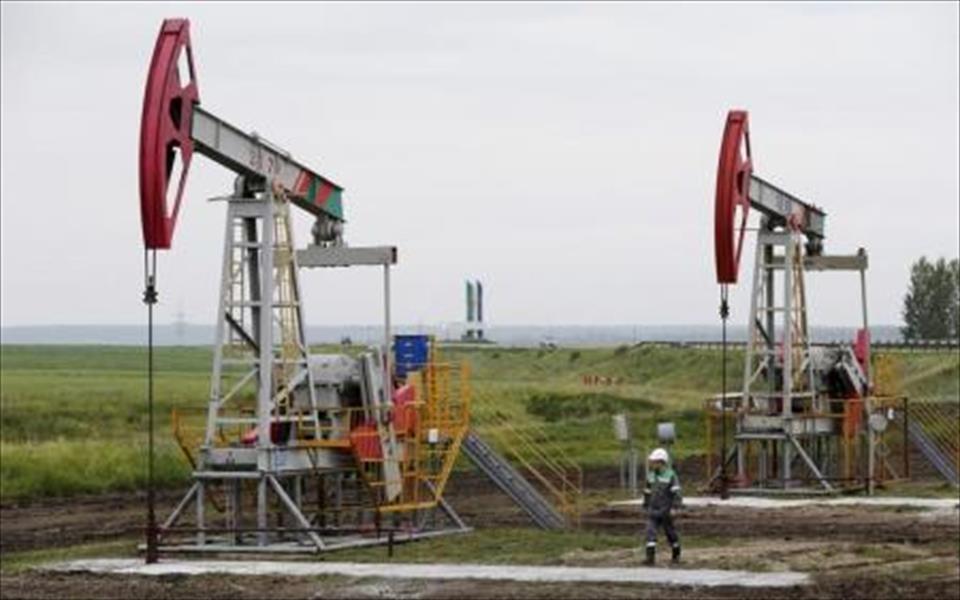 روسيا تخفّض إنتاجها النفطي بأكثر من 300 ألف برميل يوميًا