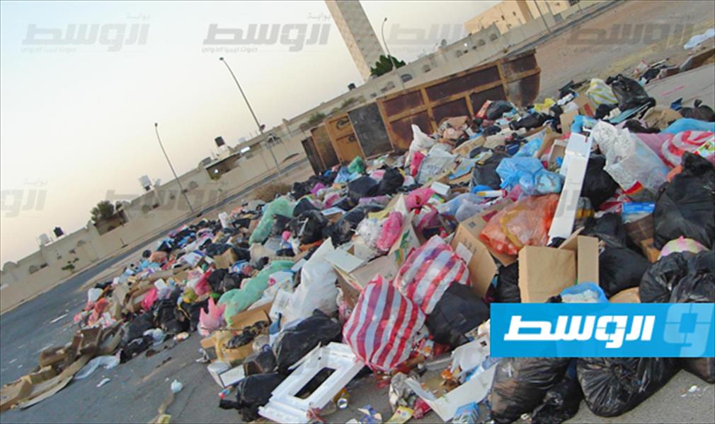 انقطاع المياه وانعدام الوقود وتكدس القمامة في بلدية الجفرة