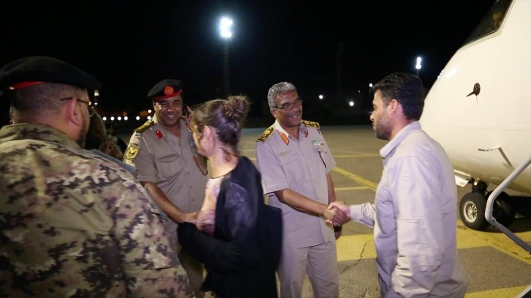 وصول أفراد البعثة الأممية إلى طرابلس عقب إطلاق سراحهم