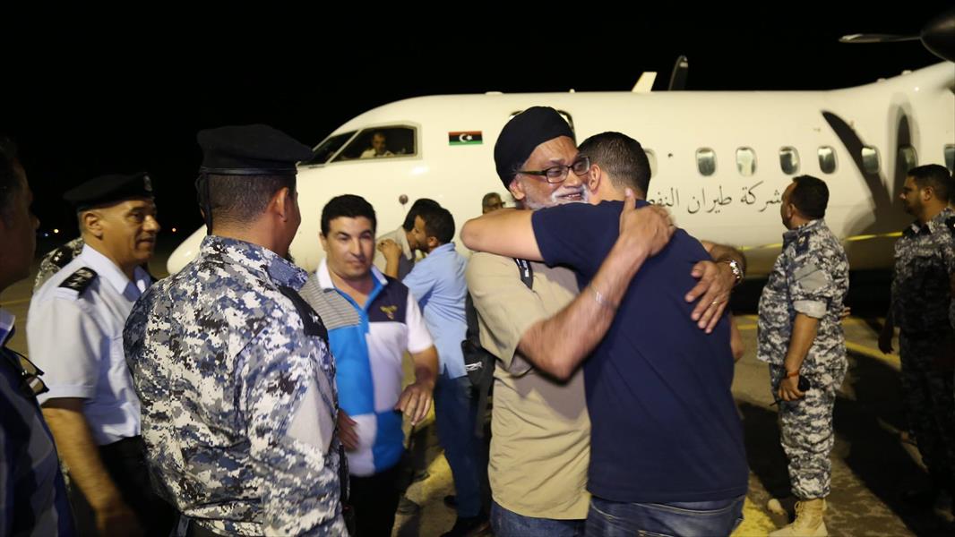 وصول أفراد البعثة الأممية إلى طرابلس عقب إطلاق سراحهم