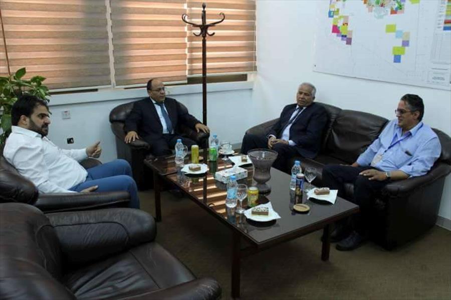 «داخلية الموقتة» تبحث مع شركة الخليج العربي للنفط إعادة بناء مديرية بنغازي