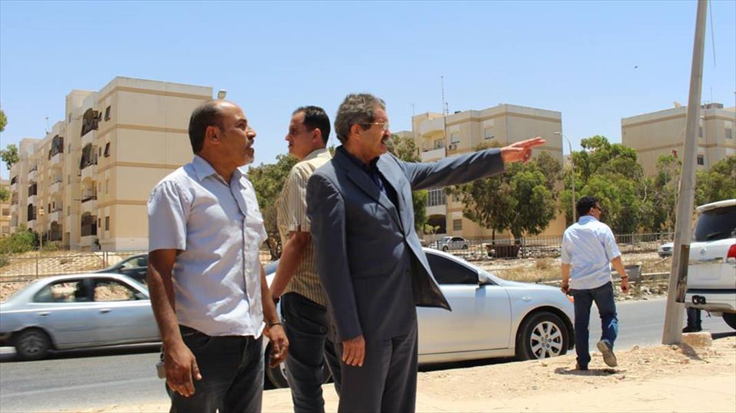 عميد بنغازي يوجه بنقل هياكل السيارت المتهالكة إلى مكب قنفودة