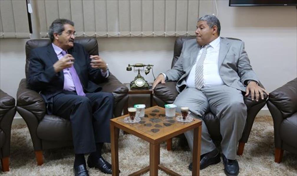 عميد بنغازي يلتقي رئيس «البريقة» لبحث مشاريعها بالمدينة