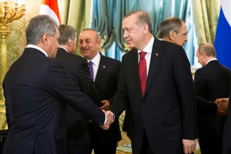 إردوغان يلتقي وزير الدفاع الروسي وسط توتر على الحدود السورية