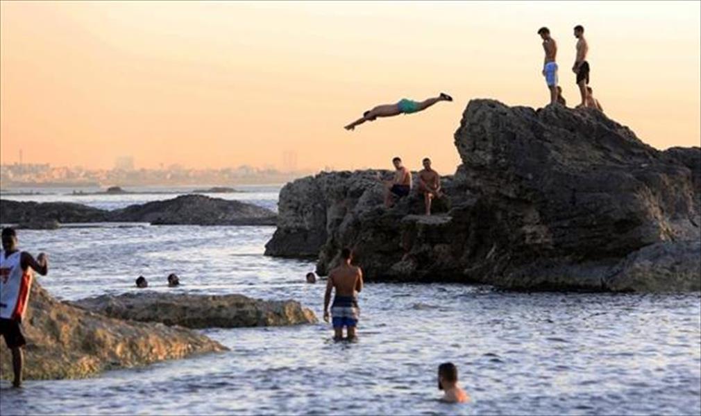 بالصور: البحر ملاذ الليبيين للهروب من حرارة الجو