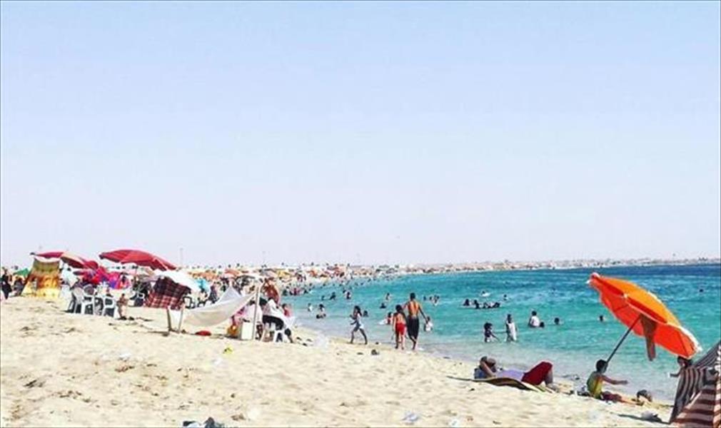 بالصور: البحر ملاذ الليبيين للهروب من حرارة الجو
