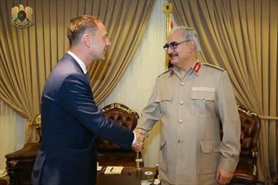 المشير حفتر يستقبل السفير الألماني لدى ليبيا بمقر القيادة العامة