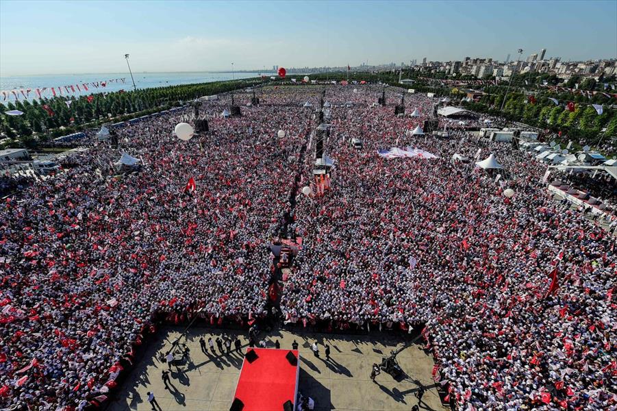 آلاف المتظاهرين يشاركون في تجمع معارض لإردوغان في إسطنبول