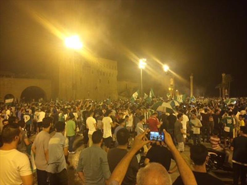 بالصور: جماهير أهلي طرابلس تنفض «غبار السياسة» من ميدان الشهداء وتحوله لساحة أفراح