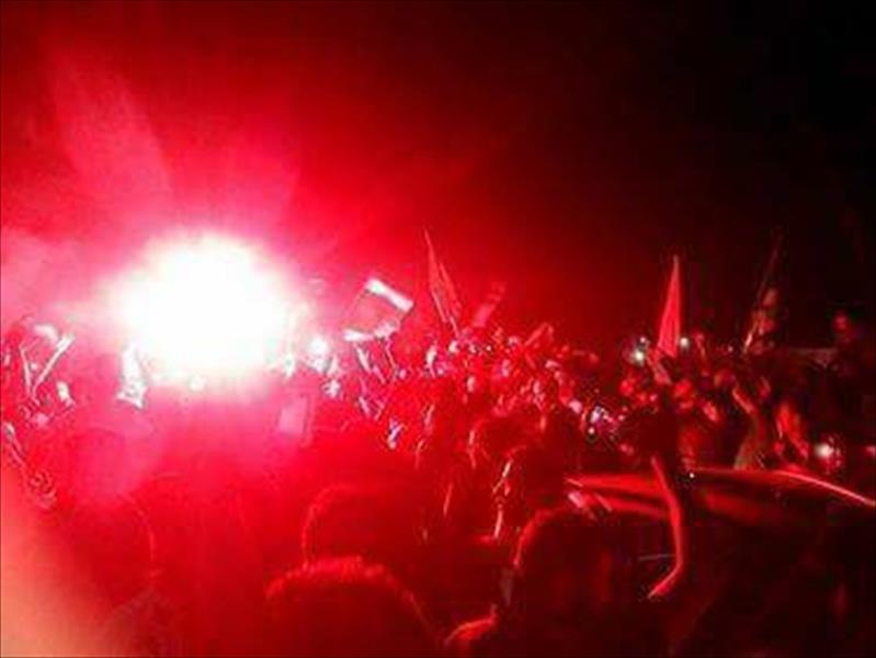 بالصور: جماهير أهلي طرابلس تنفض «غبار السياسة» من ميدان الشهداء وتحوله لساحة أفراح