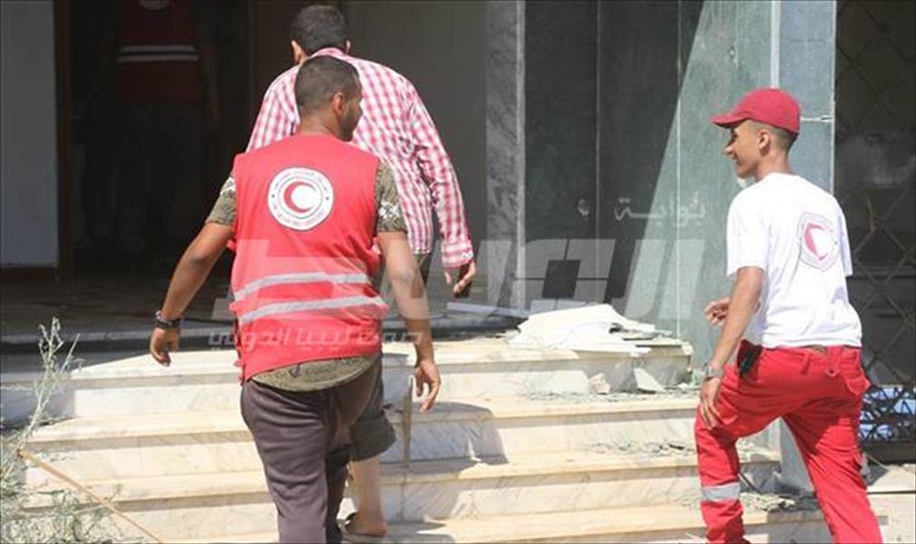 بالصور: تسليم محتويات عيادة المختار للهلال الأحمر ببنغازي