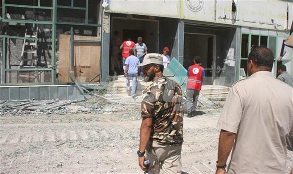بالصور: تسليم محتويات عيادة المختار للهلال الأحمر ببنغازي