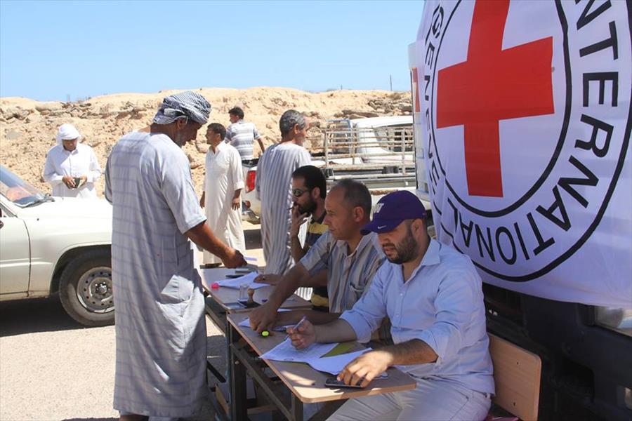 الصليب الأحمر يوزع مساعدات على النازحين شرق سرت