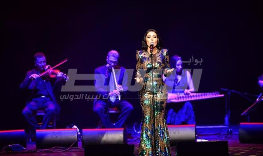 بالصور: سارة الهاني تغني لكوكب الشرق في باريس