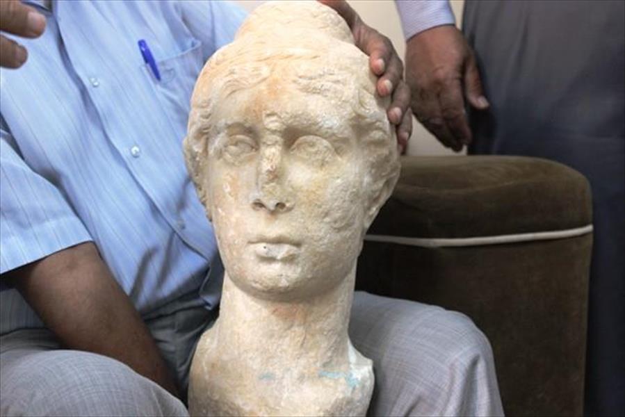 مصلحة الآثار تتسلم تمثالاً رخاميًّا عثر عليه بوسط البلاد في بنغازي‎