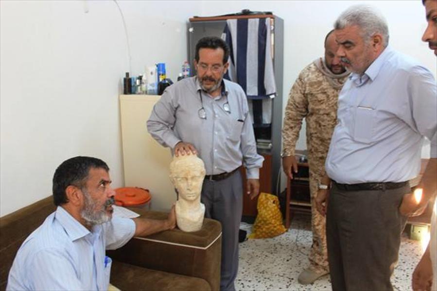 مصلحة الآثار تتسلم تمثالاً رخاميًّا عثر عليه بوسط البلاد في بنغازي‎