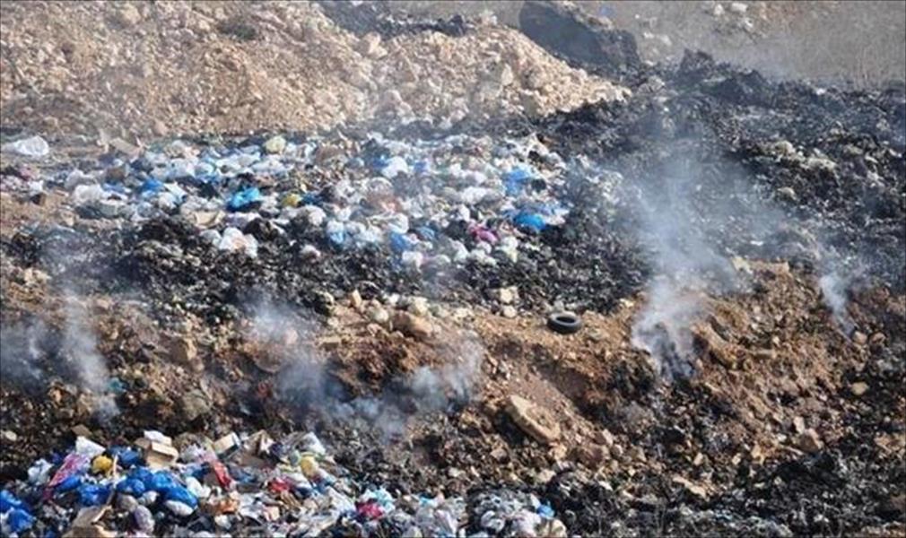 سكان حي الأندلس في طبرق يغلقون مكب القمامة والبلدية تبحث عن بديل