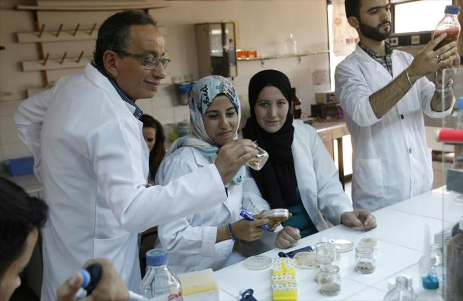 مغربي يكافح الجراثيم المقاومة للمضادات بالزيوت العطرية