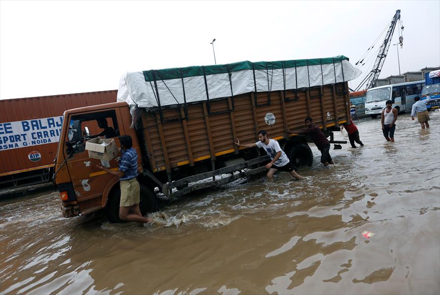 الفيضانات تحصد أرواح عشرات الأشخاص في الهند