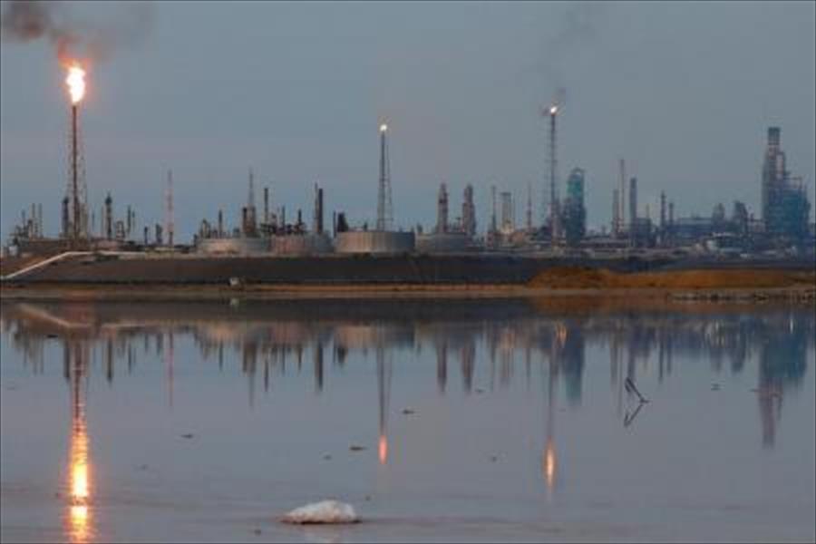 النفط يهبط متأثرًا بارتفاع مخزونات الخام الأميركي وإنتاج «أوبك»