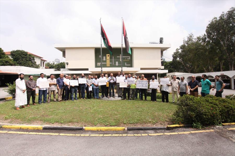 الطلبة الدارسون بماليزيا يتظاهرون أمام السفارة الليبية