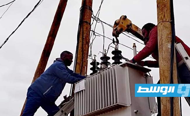 بالصور: إصلاح عطب بشبكة الكهرباء في تاورغاء