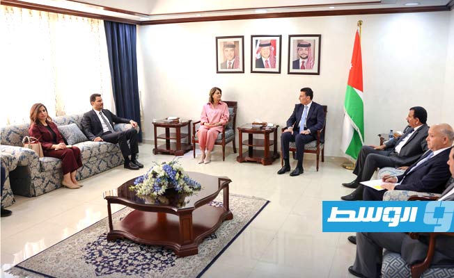 المنقوش ورئيس مجلس النواب الأردني أحمد الصفدي في لقاء بالعاصمة الأردنية عمان، 22 مايو 2023. (وزارة الخارجية)
