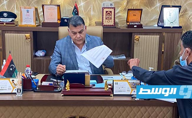 وزير الداخلية خالد مازن، مع رئيس اللجنة التسييرية لمنطقة زمزم وضواحيها مختار بلقاسم مختار, 4 سبتمبر 2021. (وزارة الداخلية)