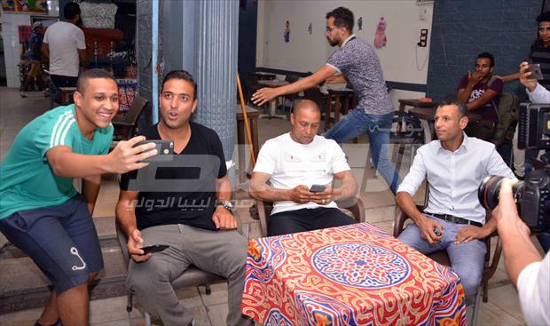 بالصور: روبرتو كارلوس يجلس على أحد المقاهي الشعبية في مصر