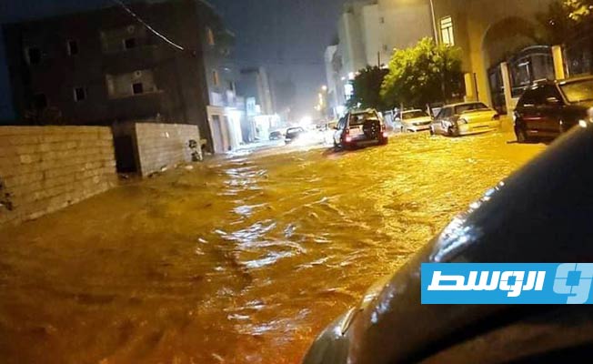 مياه الأمطار تغطي أحد الشوارع في جنزور.