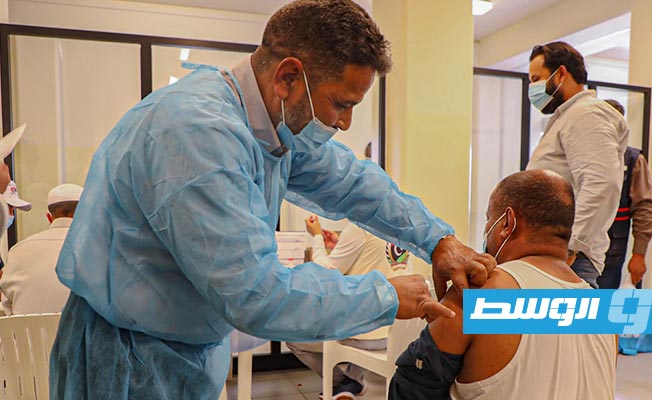 تطعيم موظفي حقل الشرارة النفطي ضد «كورونا»، 27 نوفمبر 2021. (مركز مكافحة الأمراض)