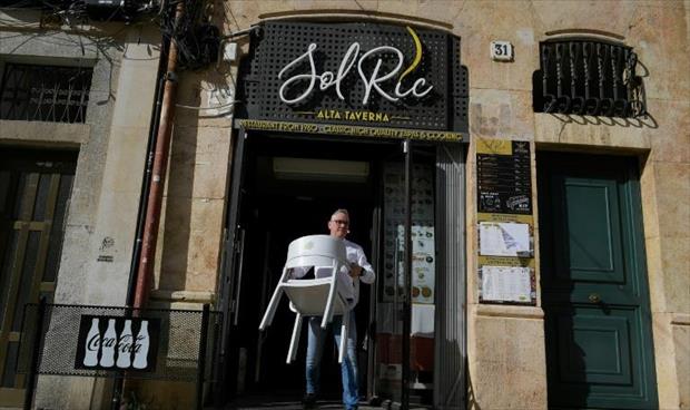 الزبائن يعودون إلى شرفات المقاهي في إسبانيا