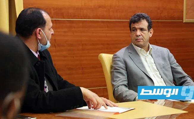 أبوجناح خلال اجتماعه مع رئيس جهاز الإسعاف ومديرو فروع الجهاز بالجنوب. (وزارة الصحة)