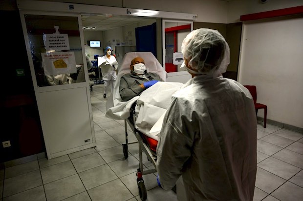 وفيات «كوفيد-19» في فرنسا تتخطى الـ10 آلاف