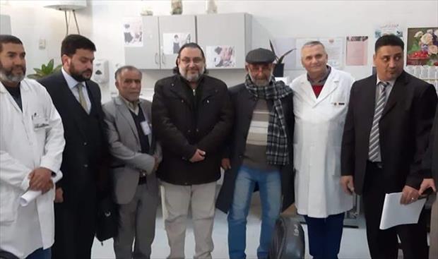 وفد من وزارة الصحة يبحث تسريع تقديم الخدمة الطبية بمختبرات التحاليل في طبرق