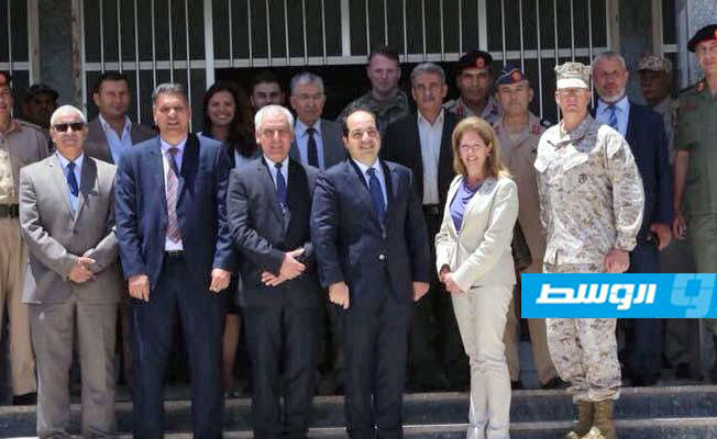 القائمة بأعمال السفير الأميركي في ليبيا رفقة وفد عسكري يزورون مصراتة
