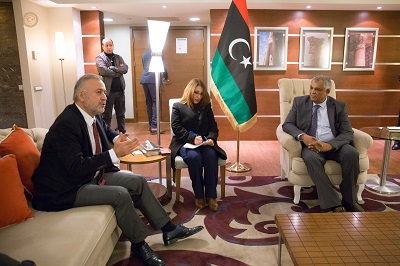 نائب رئيس حكومة الوحدة الوطنية، حسين القطراني، الإثنين، في مدينة طرابلس السفير التركي لدى ليبيا كنعان يلماز (المكتب الإعلامي للقطراني)